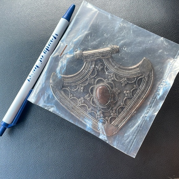 Extra Lg metal jewelry necklace bail w/brw stone, solid piece, no markings found - Picture 2 of 3